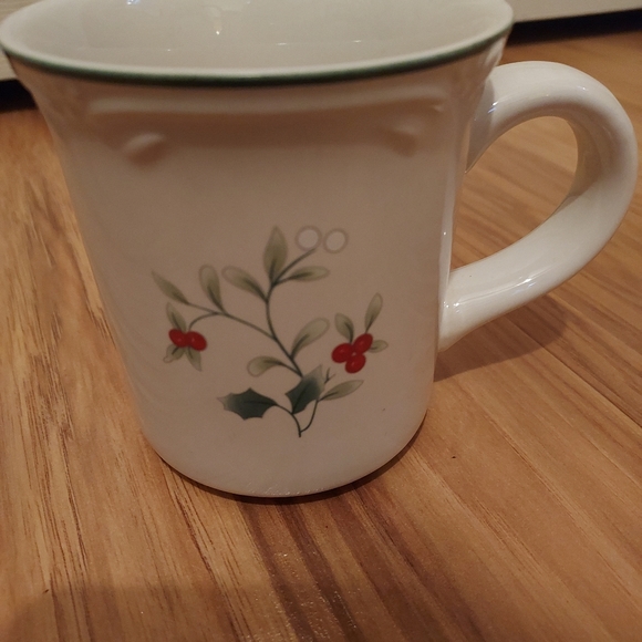 Pfaltzgraff Winterberry Cocoa For Santa Christmas Mug - Picture 2 of 8